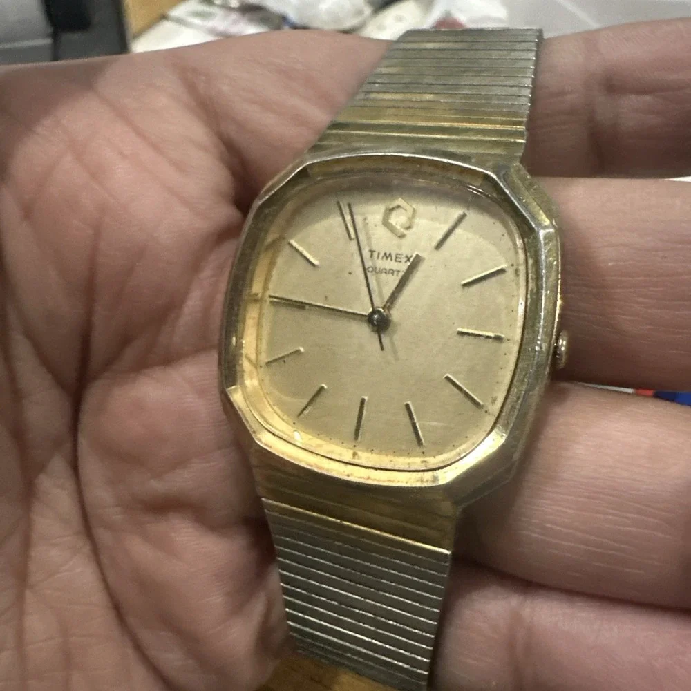 Works VTG 1982 TIMEX Q Mens 40mm Date Quartz Watch Gold Tone New Battery Fit 7